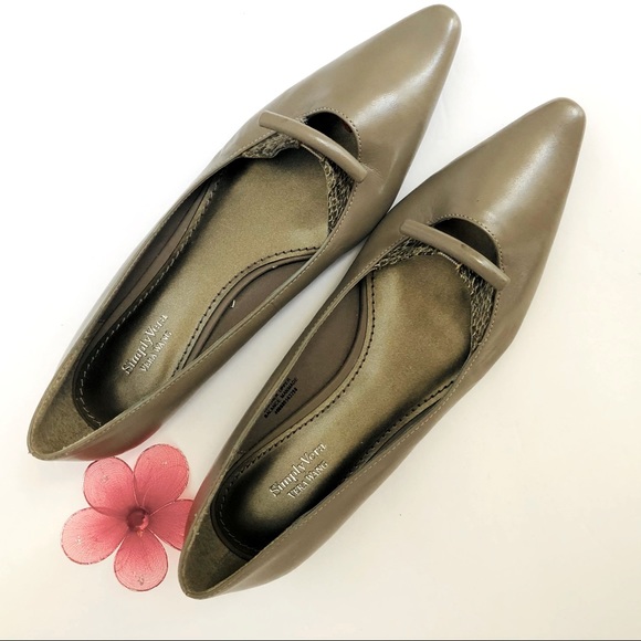 Simply Vera Vera Wang pull on kitten heel flats. - Picture 2 of 6